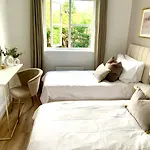 Bright Modern Flat In Central Twickenham