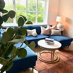 Bright Modern Flat In Central Twickenham