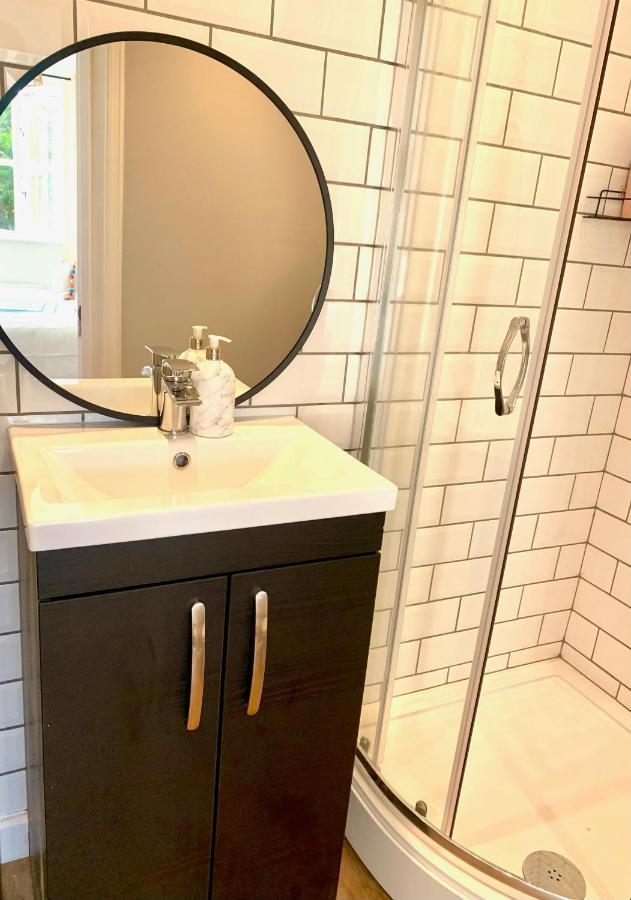 Bright Modern Flat In Central Twickenham